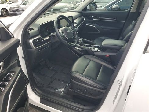 Used 2025 Kia Telluride S image 16
