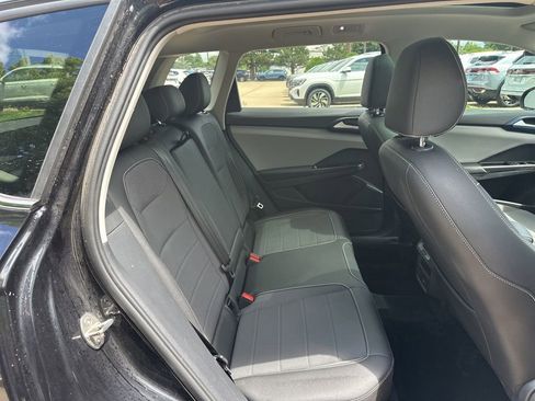 Used 2023 Volkswagen Taos SE w/ Panoramic Sunroof Package FWD image 17