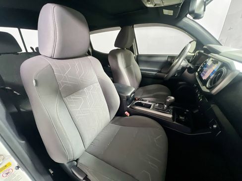 Used 2017 Toyota Tacoma TRD Sport image 31