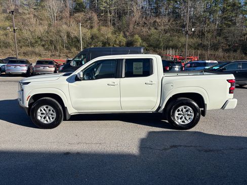 Used 2024 Nissan Frontier SV image 2