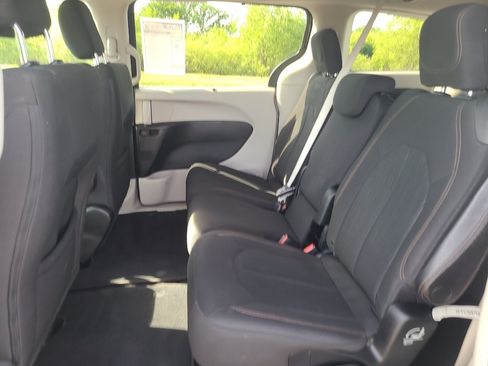 Used 2018 Chrysler Pacifica Touring Plus w/ Tire & Wheel Group FWD image 32