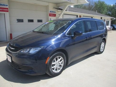 Used 2017 Chrysler Pacifica Touring FWD image 11