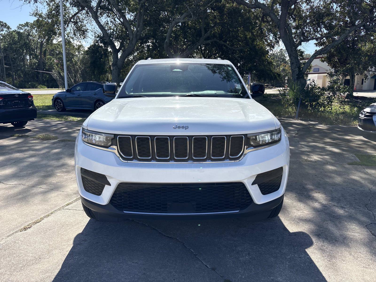Used 2023 Jeep Grand Cherokee Laredo AWD/4WD image 8
