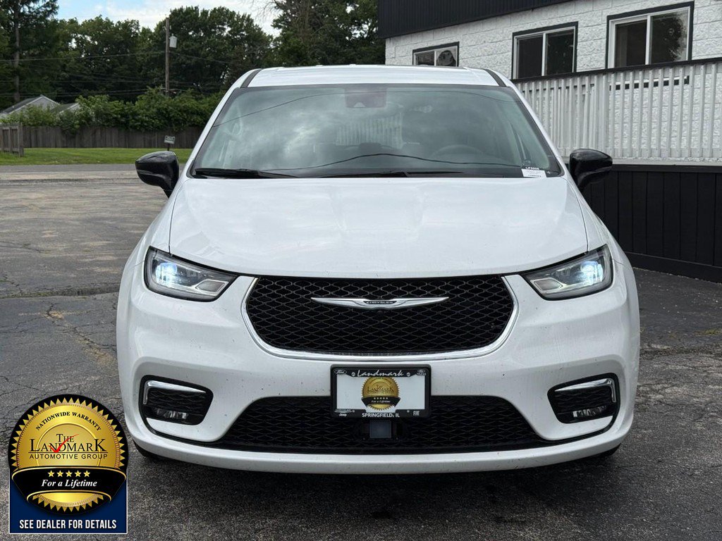 Used 2024 Chrysler Pacifica Touring-L FWD image 2
