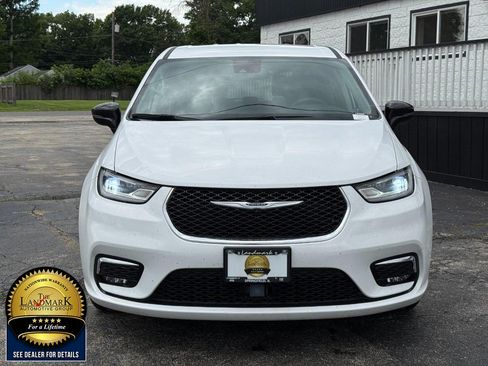 Used 2024 Chrysler Pacifica Touring-L FWD image 2