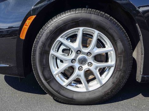 Used 2023 Chrysler Pacifica Touring-L image 18