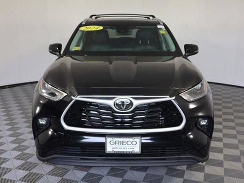 Used 2024 Toyota Highlander XLE AWD/4WD image 3
