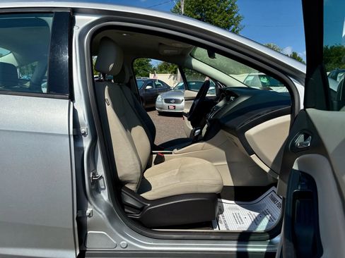 Used 2016 Ford Focus SE w/ SE Power Seat Package image 21