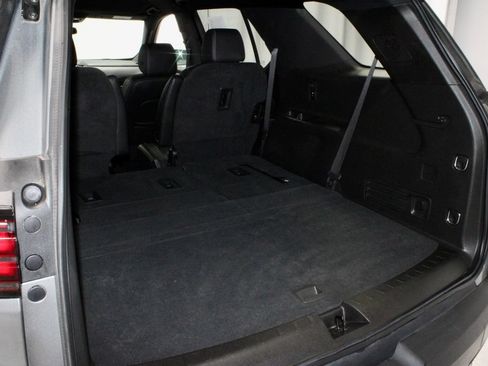 Used 2023 Chevrolet Traverse LT FWD image 13