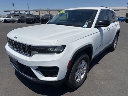 Used 2024 Jeep Grand Cherokee Laredo RWD image 2