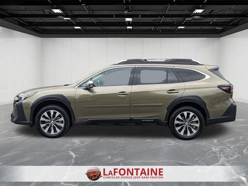 Used 2025 Subaru Outback Touring AWD/4WD image 2
