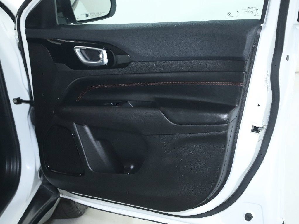 Used 2025 Jeep Compass Trailhawk AWD/4WD image 32