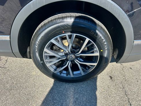 Used 2020 Volkswagen Tiguan SE w/ Panoramic Sunroof Package image 11