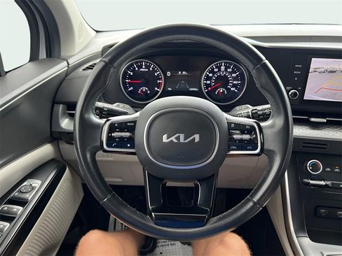 Used 2022 Kia Carnival LX image 19