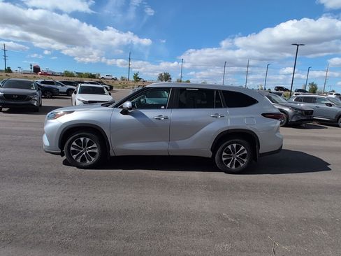 Used 2024 Toyota Highlander XLE AWD/4WD image 4