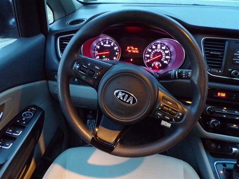 Used 2015 Kia Sedona LX image 29