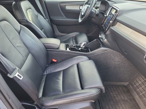 Certified 2023 Volvo XC40 B5 Ultimate w/ Protection Package Premier image 11