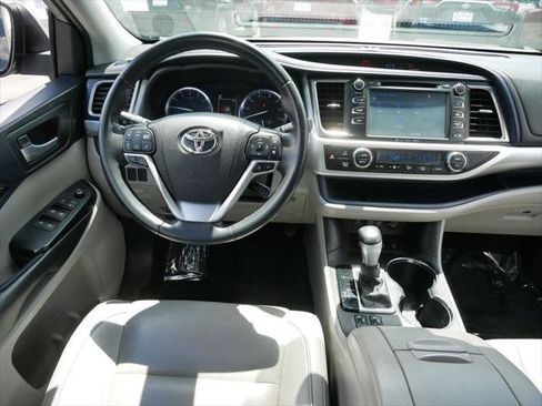 Certified 2019 Toyota Highlander XLE AWD/4WD image 12