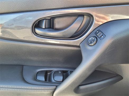 Used 2020 Nissan Rogue S image 23