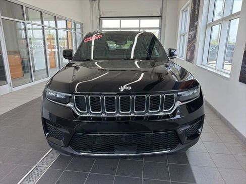 Used 2024 Jeep Grand Cherokee Laredo AWD/4WD image 2