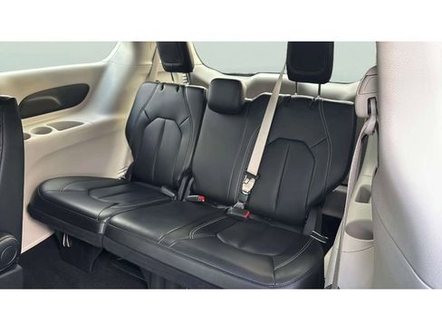 Used 2024 Chrysler Pacifica Touring-L image 13