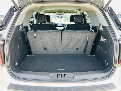 Used 2024 Ford Explorer XLT w/ Equipment Group 202A AWD/4WD image 28