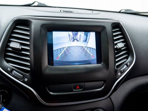 Used 2019 Jeep Cherokee Latitude w/ Cold Weather Group image 24