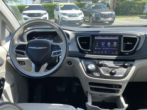 Used 2018 Chrysler Pacifica Limited w/ Advanced Safetytec Group FWD image 2