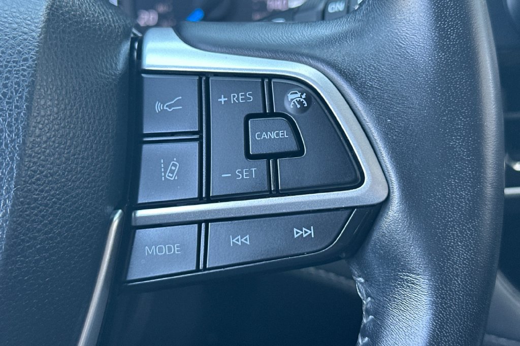 Used 2023 Toyota Highlander LE AWD/4WD image 29
