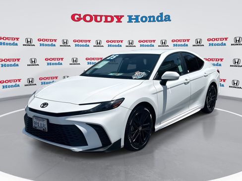 Used 2025 Toyota Camry SE w/ Convenience Package FWD image 1