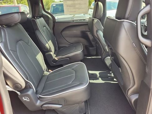 New 2026 Chrysler Pacifica Limited FWD image 16