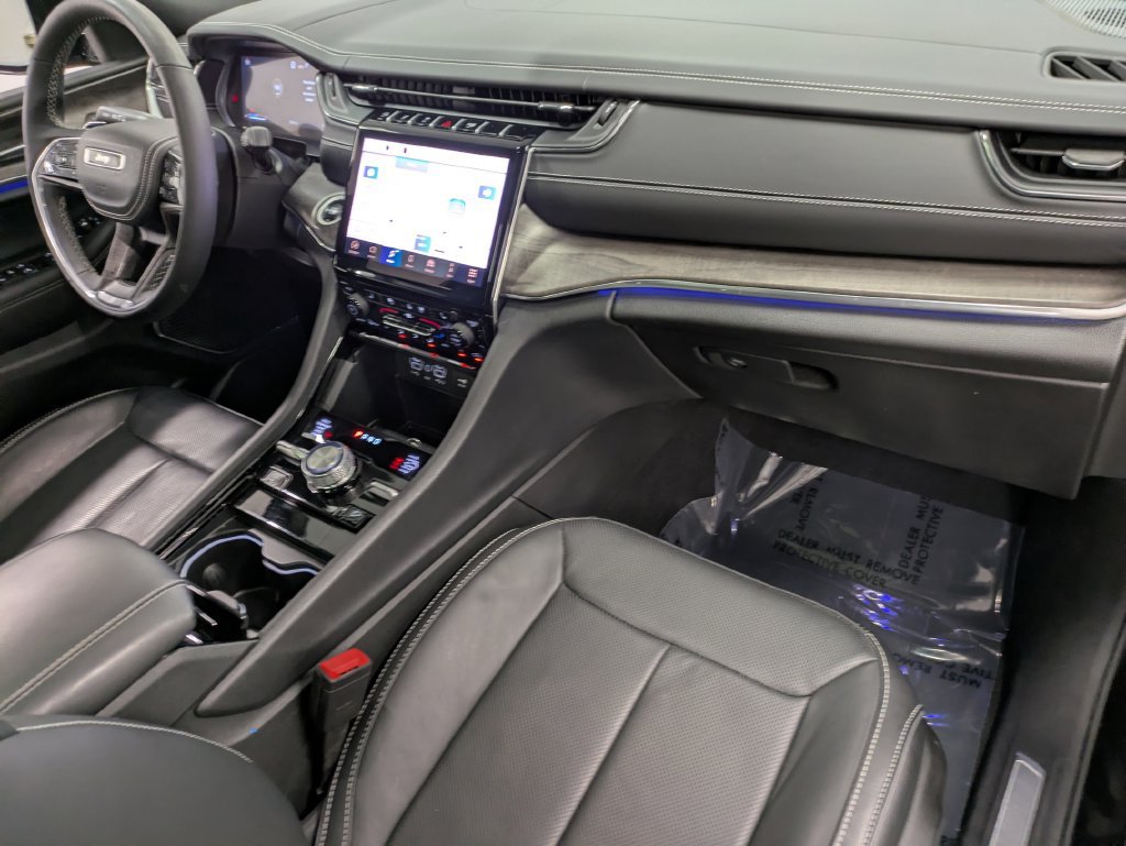 Used 2025 Jeep Grand Cherokee Overland AWD/4WD image 30