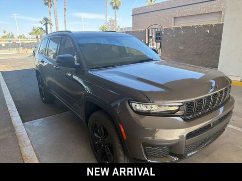 Used 2025 Jeep Grand Cherokee L Altitude AWD/4WD image 3