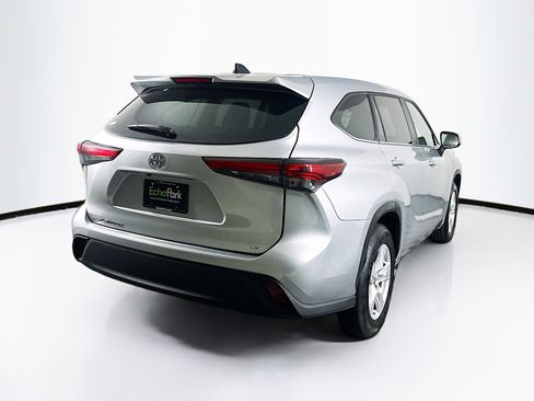 Used 2023 Toyota Highlander LE image 9