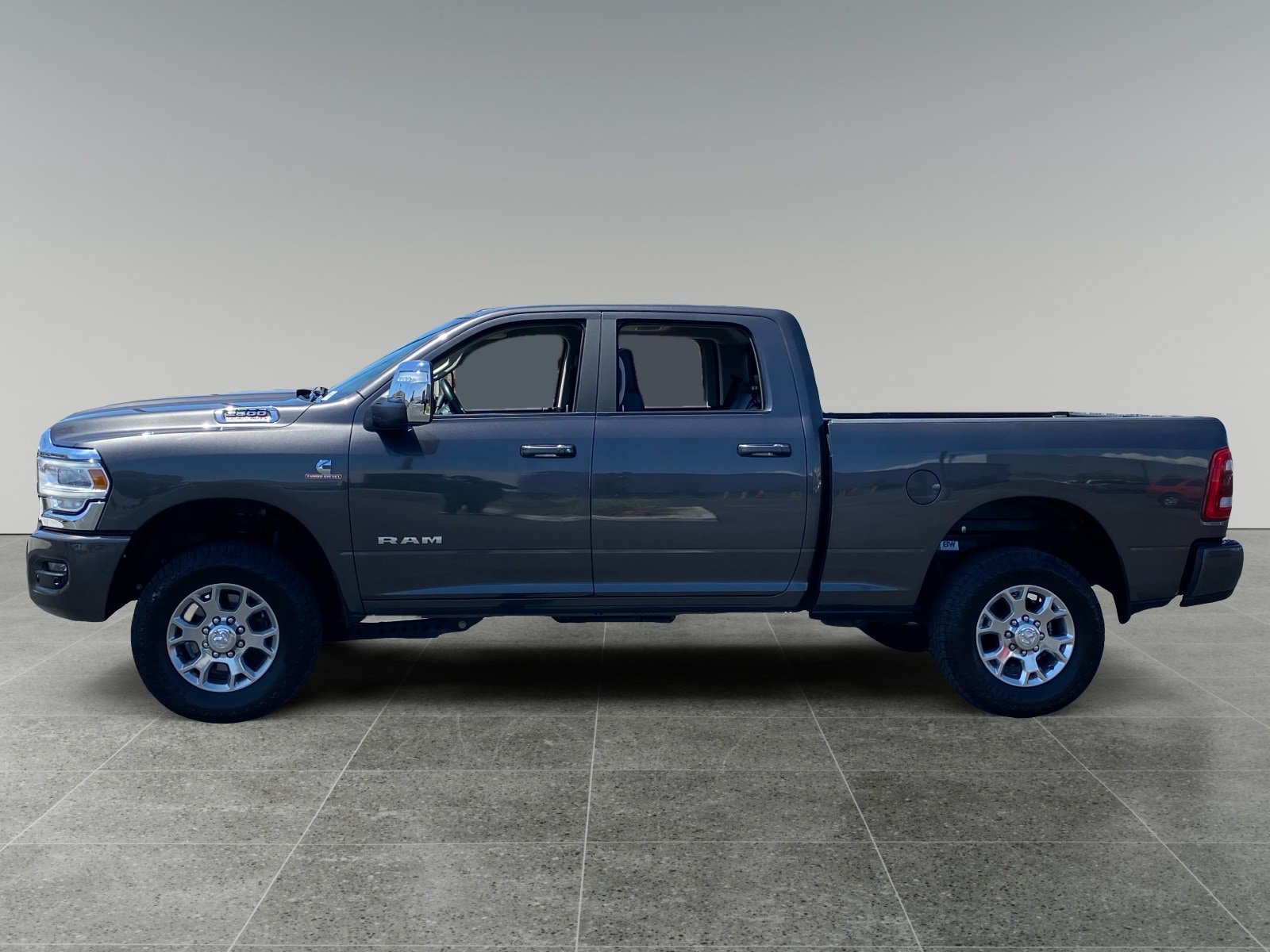 Used 2024 RAM 2500 Laramie AWD/4WD image 2