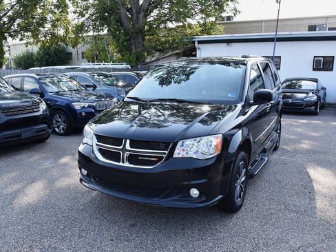 Used 2017 Dodge Grand Caravan SXT FWD image 2
