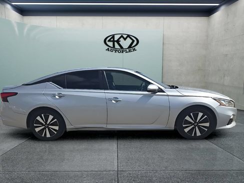Used 2021 Nissan Altima 2.5 SV FWD image 2