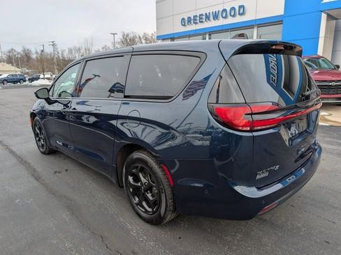 Used 2023 Chrysler Pacifica Limited w/ S Appearance Package image 3