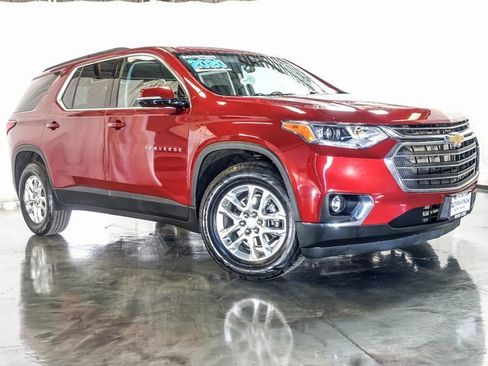 Used 2020 Chevrolet Traverse LT image 2