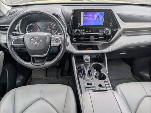 Used 2023 Toyota Highlander XLE image 9