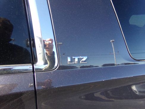 Used 2015 Chevrolet Suburban LTZ image 7