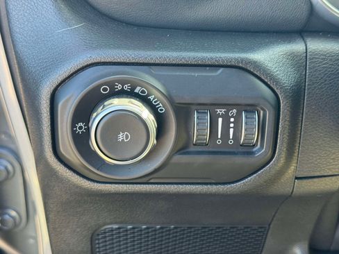 Used 2018 Jeep Wrangler Unlimited Sahara AWD/4WD image 18