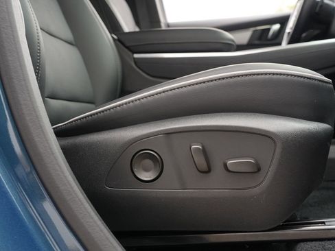 Used 2025 Buick Enclave Preferred AWD/4WD image 30