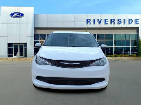 Used 2022 Chrysler Voyager LX FWD image 2