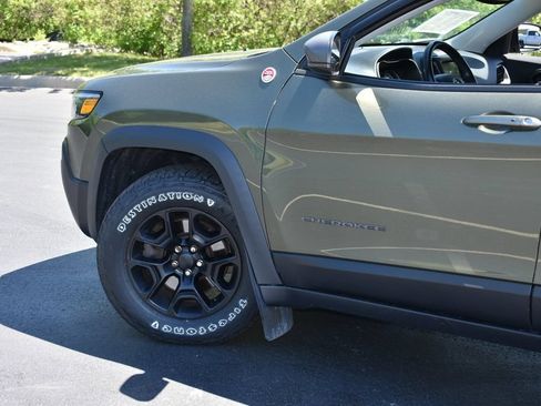 Used 2019 Jeep Cherokee Trailhawk w/ Comfort/Convenience Group AWD/4WD image 8