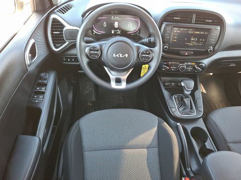 Used 2023 Kia Soul LX w/ LX Technology Package image 11