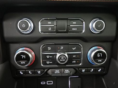 Used 2024 GMC Yukon AT4 w/ Technology Package AWD/4WD image 28