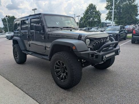 Used 2017 Jeep Wrangler Unlimited Sahara w/ Connectivity Group AWD/4WD image 10