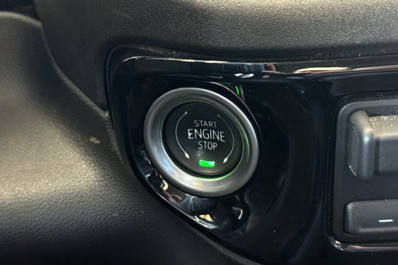 Used 2025 GMC Sierra 1500 SLT AWD/4WD image 32