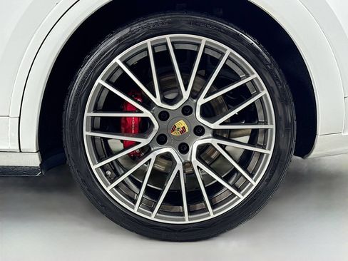 Used 2022 Porsche Cayenne GTS AWD/4WD image 9